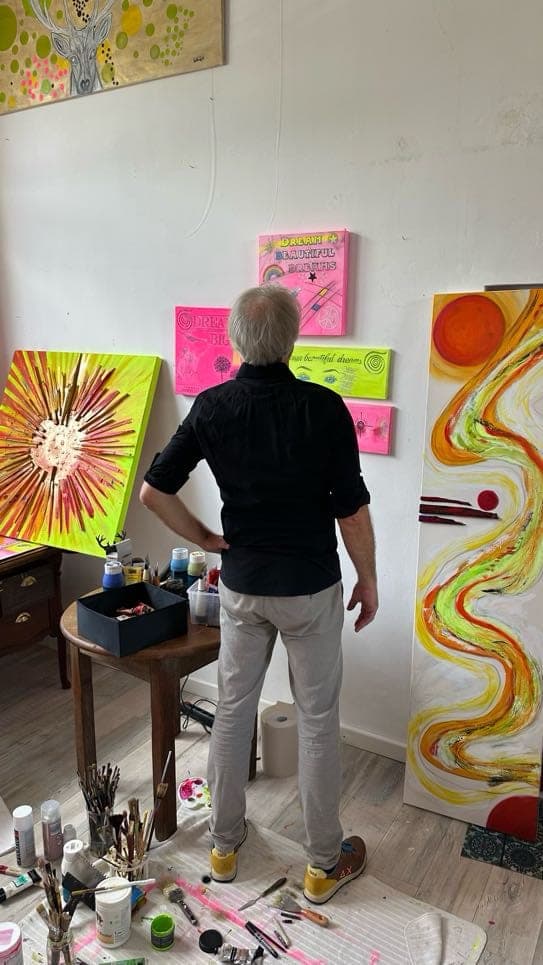 Mitsch Schulz von hinten an der Wand seines Ateliers