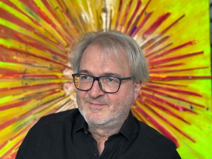 Mitsch Schulz vor seinem Strahlenbild im Atelier