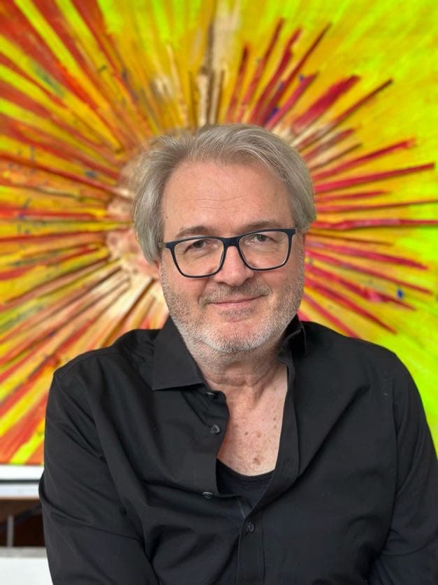 Mitsch Schulz vor seinem Strahlenbild im Atelier