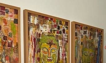 Drei gerahmte Werke mit Buddha-Gesichtern in Mischtechnik, umgeben von farbigen Collage-Feldern