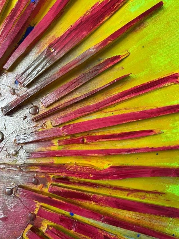 Detail: rote und gelbe Strahlen mit plastischer Struktur