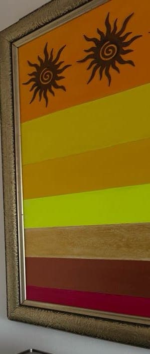 Gemälde in goldenem Rahmen: waagerechte Streifen von Orange bis Rot, oben zwei schwarze Sonnen