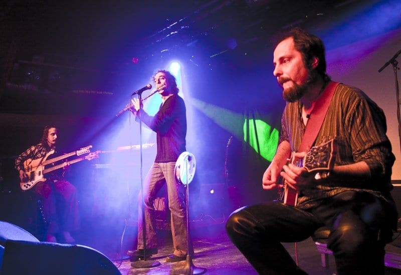 Konzertfotografie: Band auf der Bühne in violettem Licht
