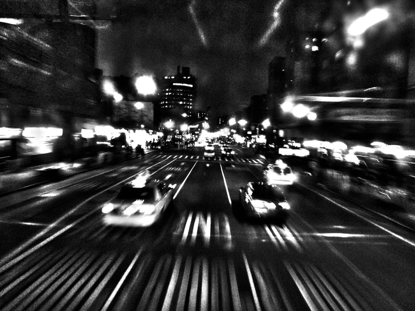 Schwarzweiß-Fotografie: nächtliche Straße in New York mit Lichtspuren
