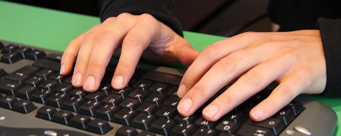 Hände auf einer Computertastatur