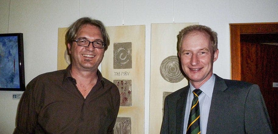 Mitsch Schulz und Bürgermeister Eric Engels im Rathausflur