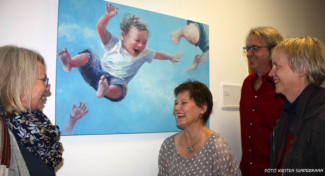 Gäste vor einem Gemälde von Sonja Hofferberth mit einem fallenden Kind