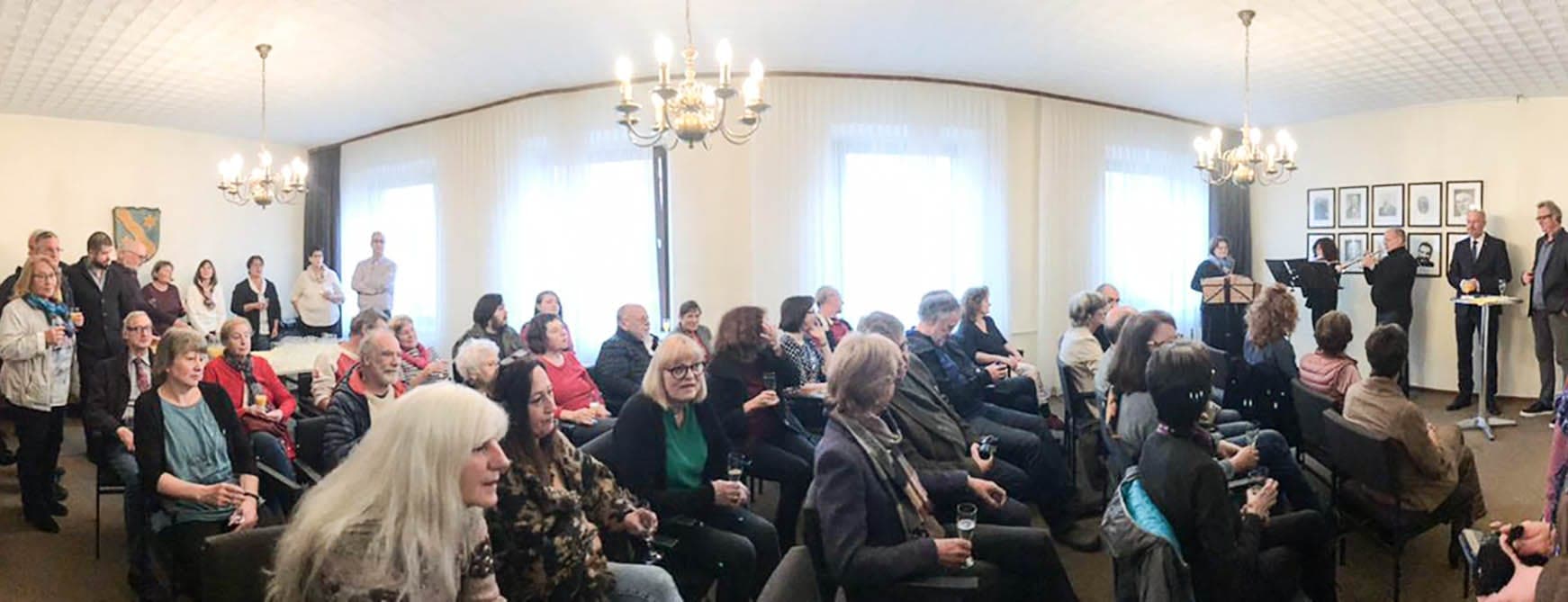 Voll besetzter Saal bei einer Vernissage im Rathaus