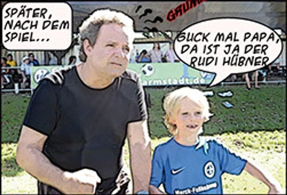 Comic-Panel: Vater und Sohn im Lilien-Trikot nach dem Spiel, der Sohn ruft „Guck mal Papa, da ist ja der Rudi Hübner!“